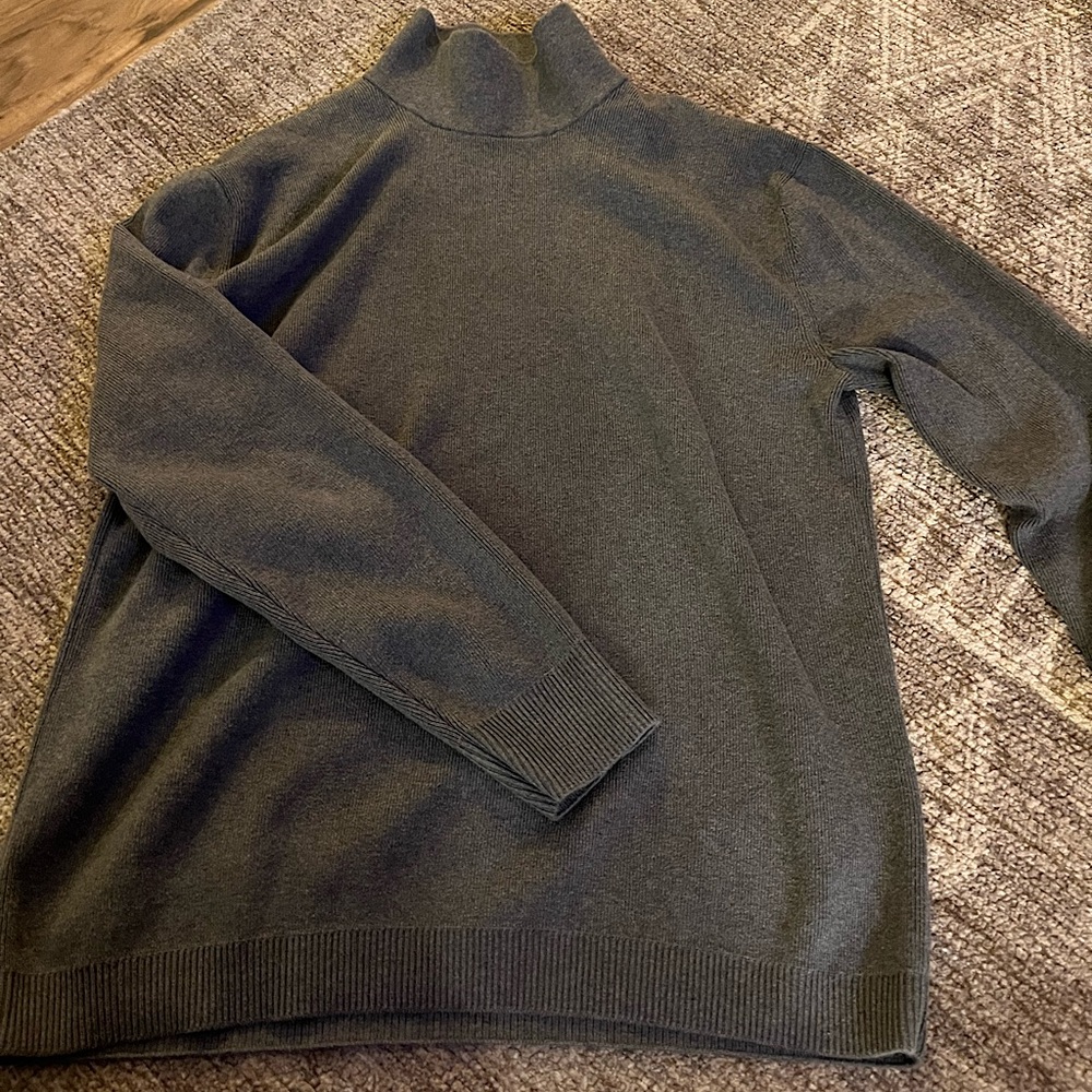 Banana Republic Gray Turtleneck | size Medium | worn once in new condition|
